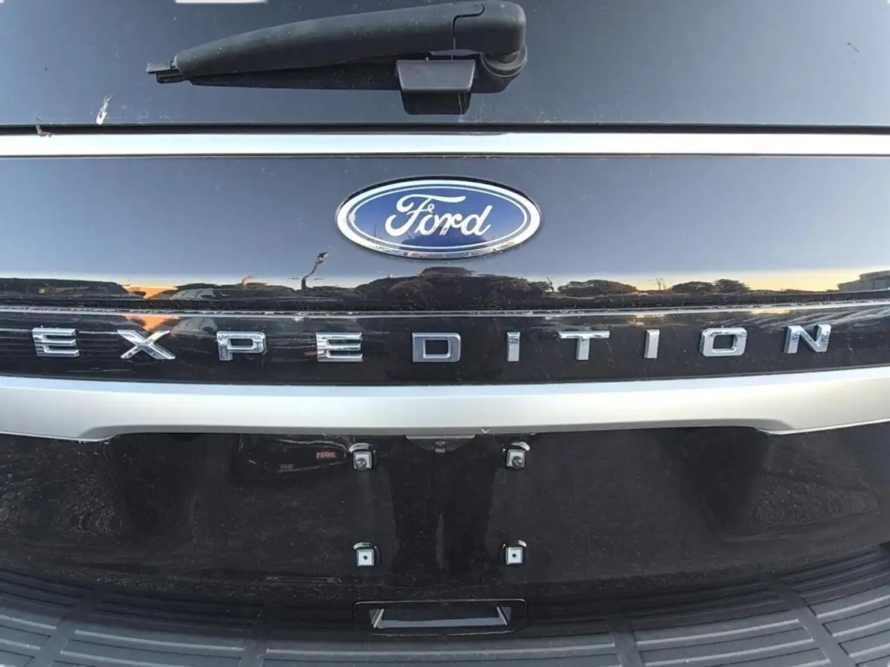 Ford Expedition - Image 18