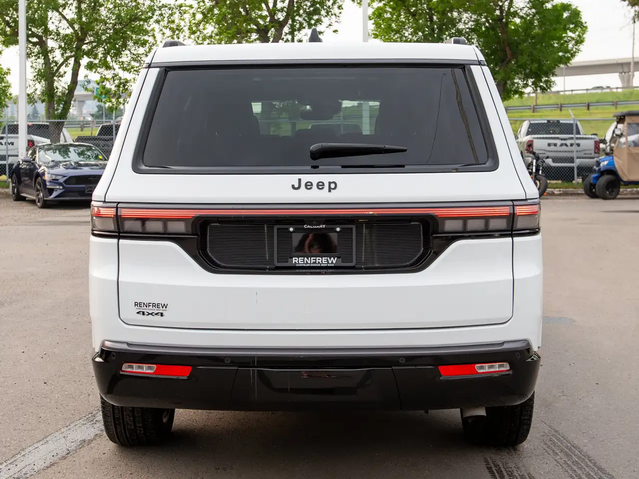 Jeep Grand Wagoneer - Image 13