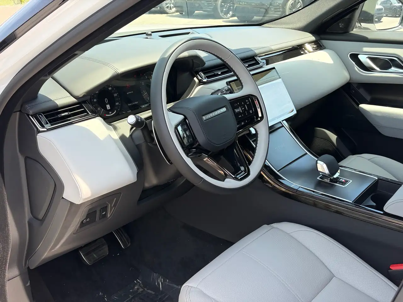 Land Rover Range Rover Velar - Image 11