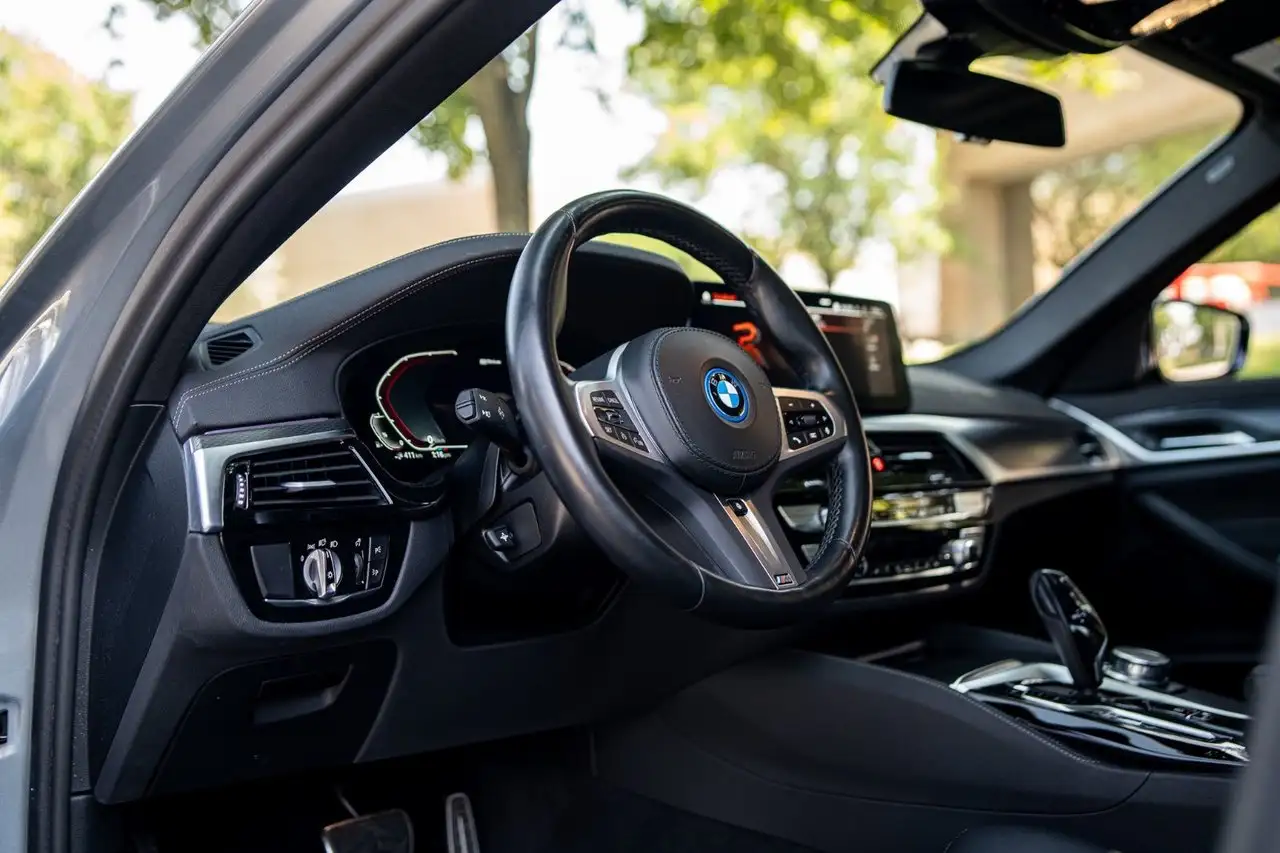 BMW 5 Series - Image 10