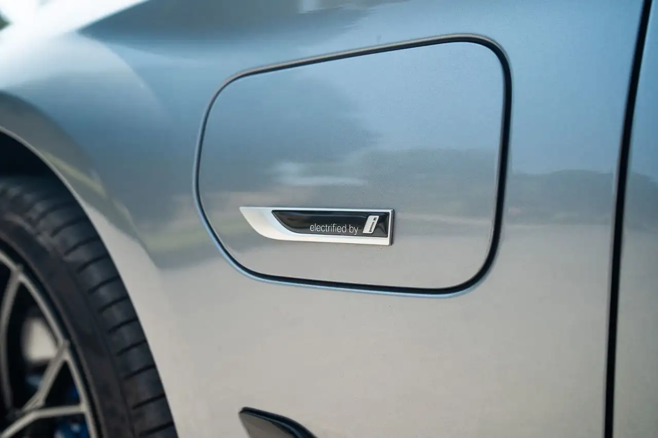 BMW 5 Series - Image 7