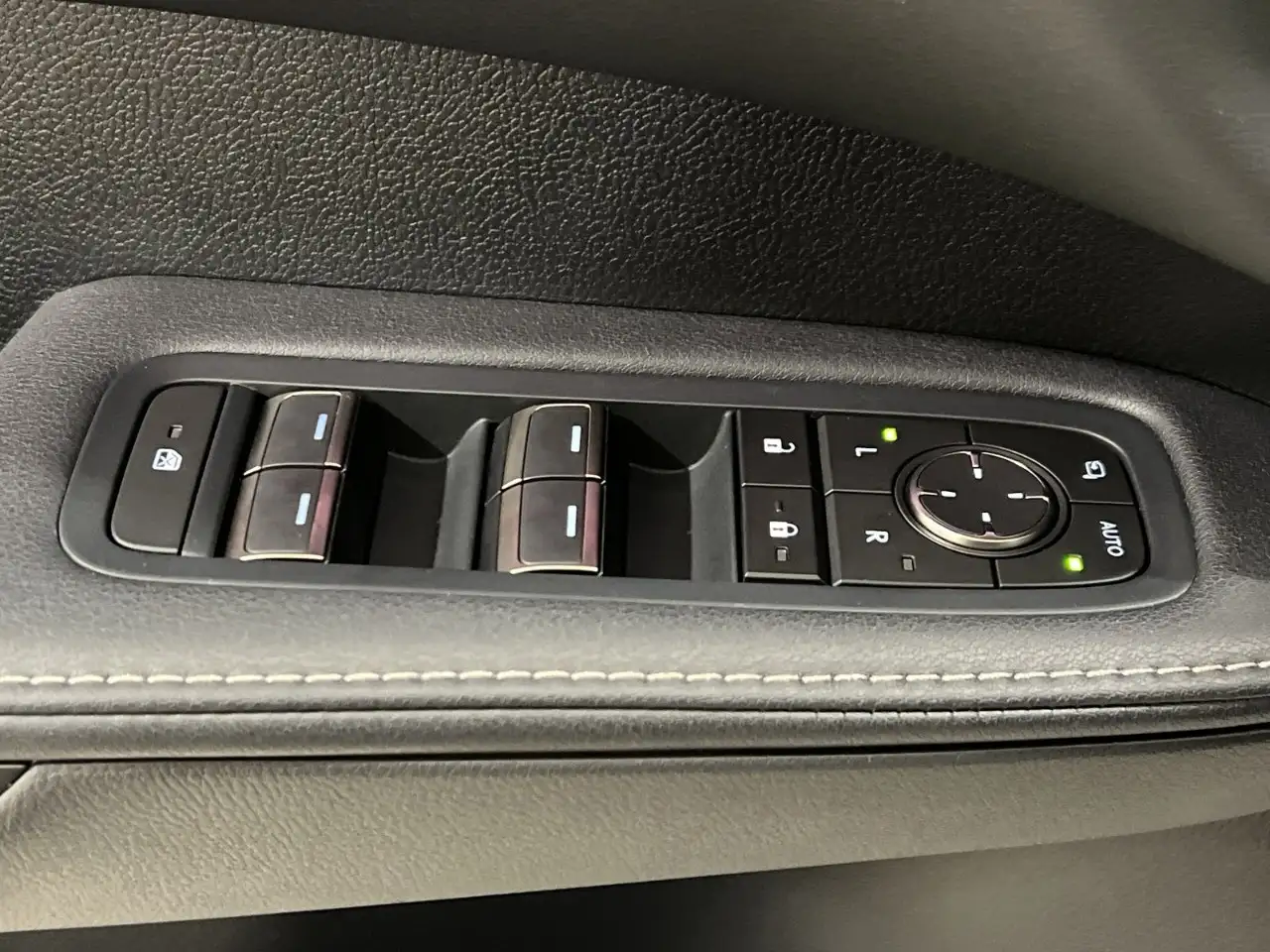 Lexus RX - Image 13