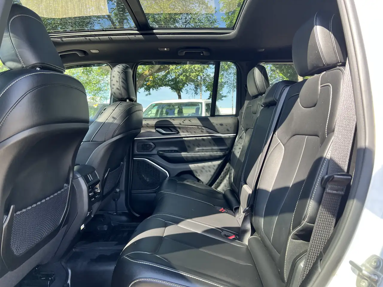 Jeep Grand Cherokee - Image 18