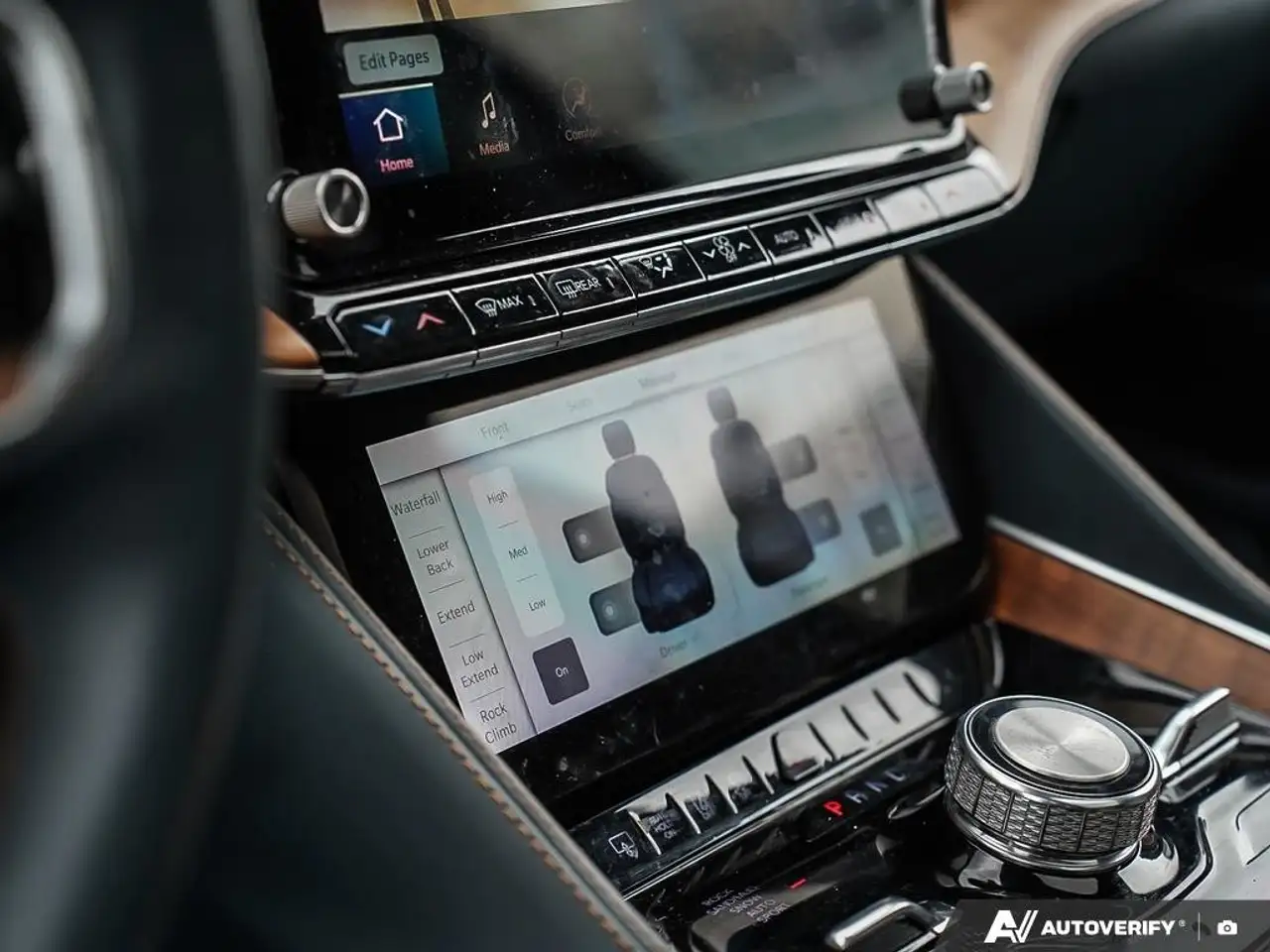 Jeep Grand Wagoneer - Image 13