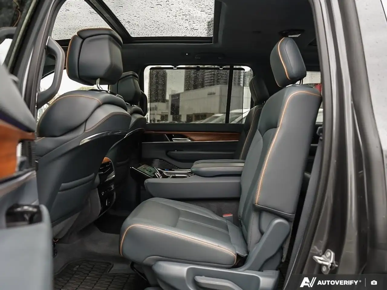 Jeep Grand Wagoneer - Image 17