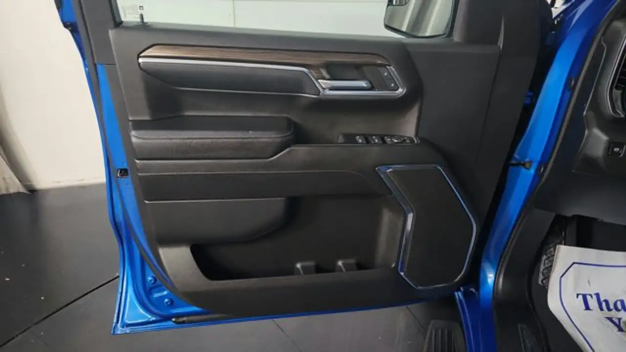 Chevrolet Silverado 1500 - Image 16