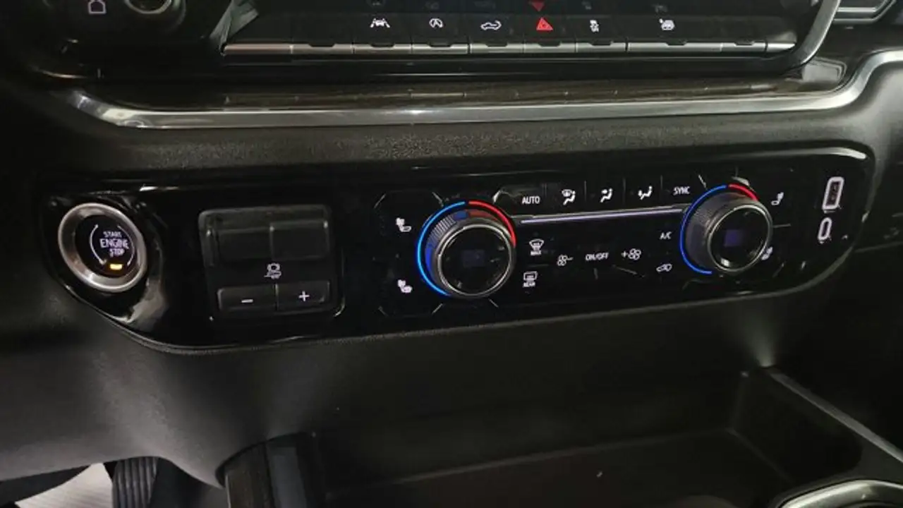 Chevrolet Silverado 1500 - Image 25