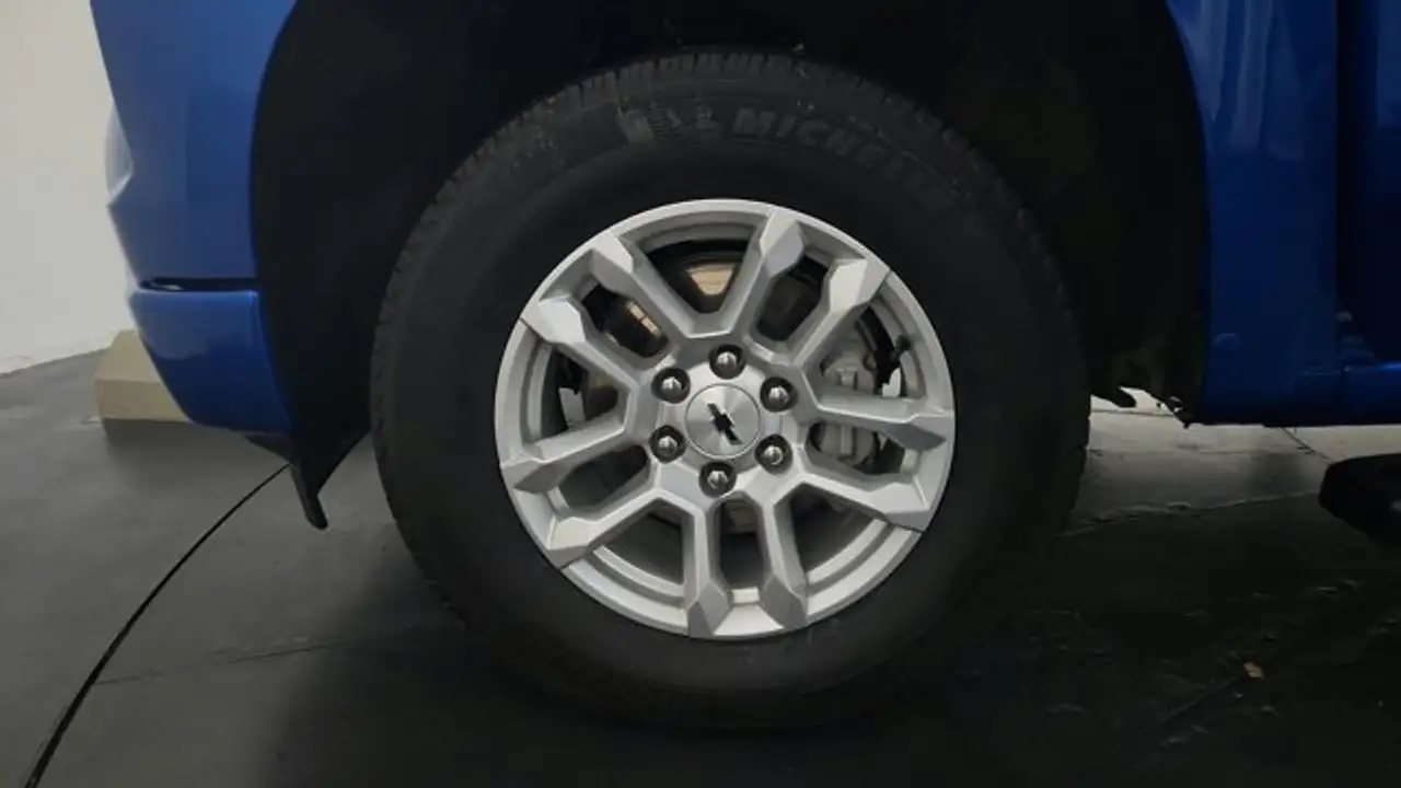 Chevrolet Silverado 1500 - Image 20