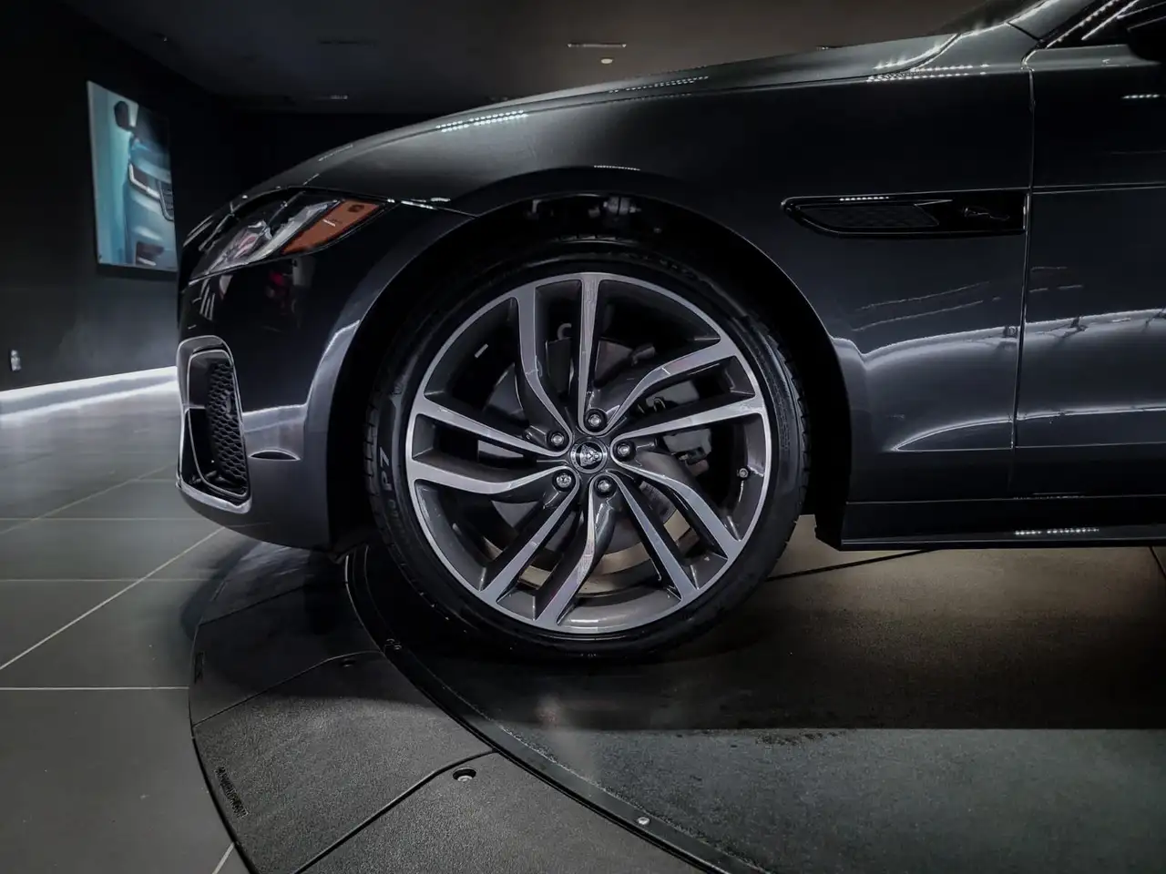Jaguar XF - Image 10