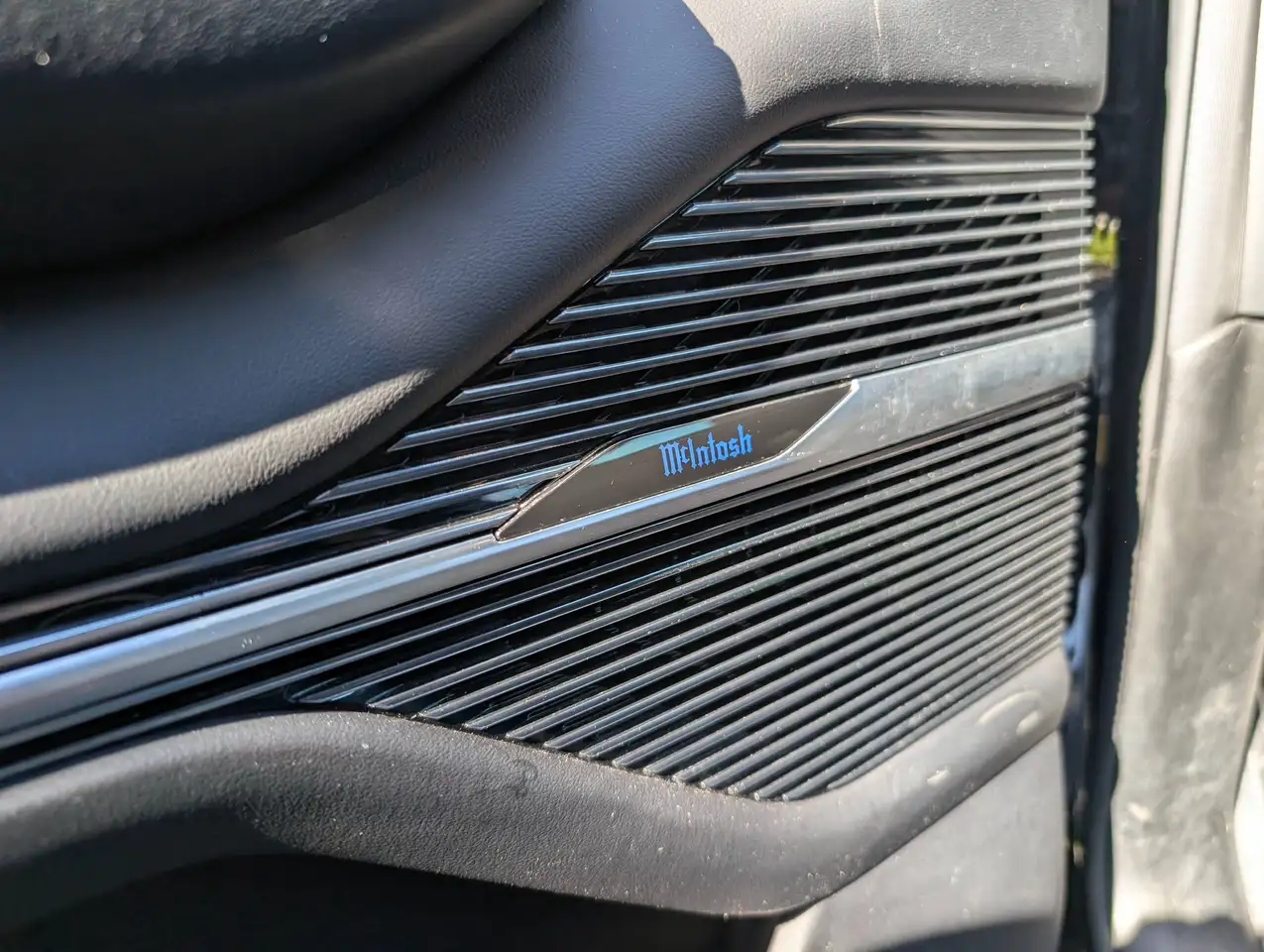 Jeep Grand Wagoneer - Image 28