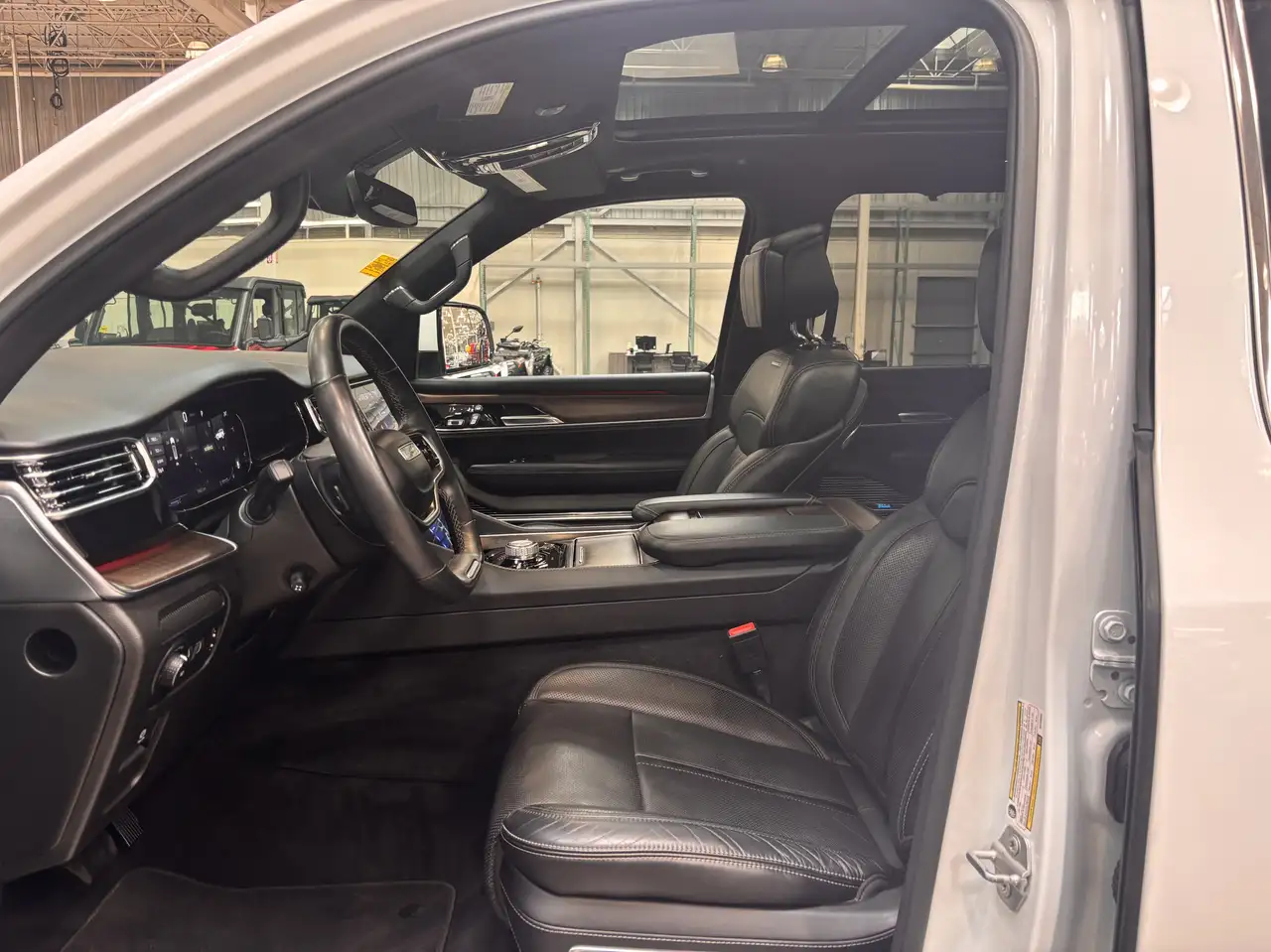 Jeep Grand Wagoneer - Image 8