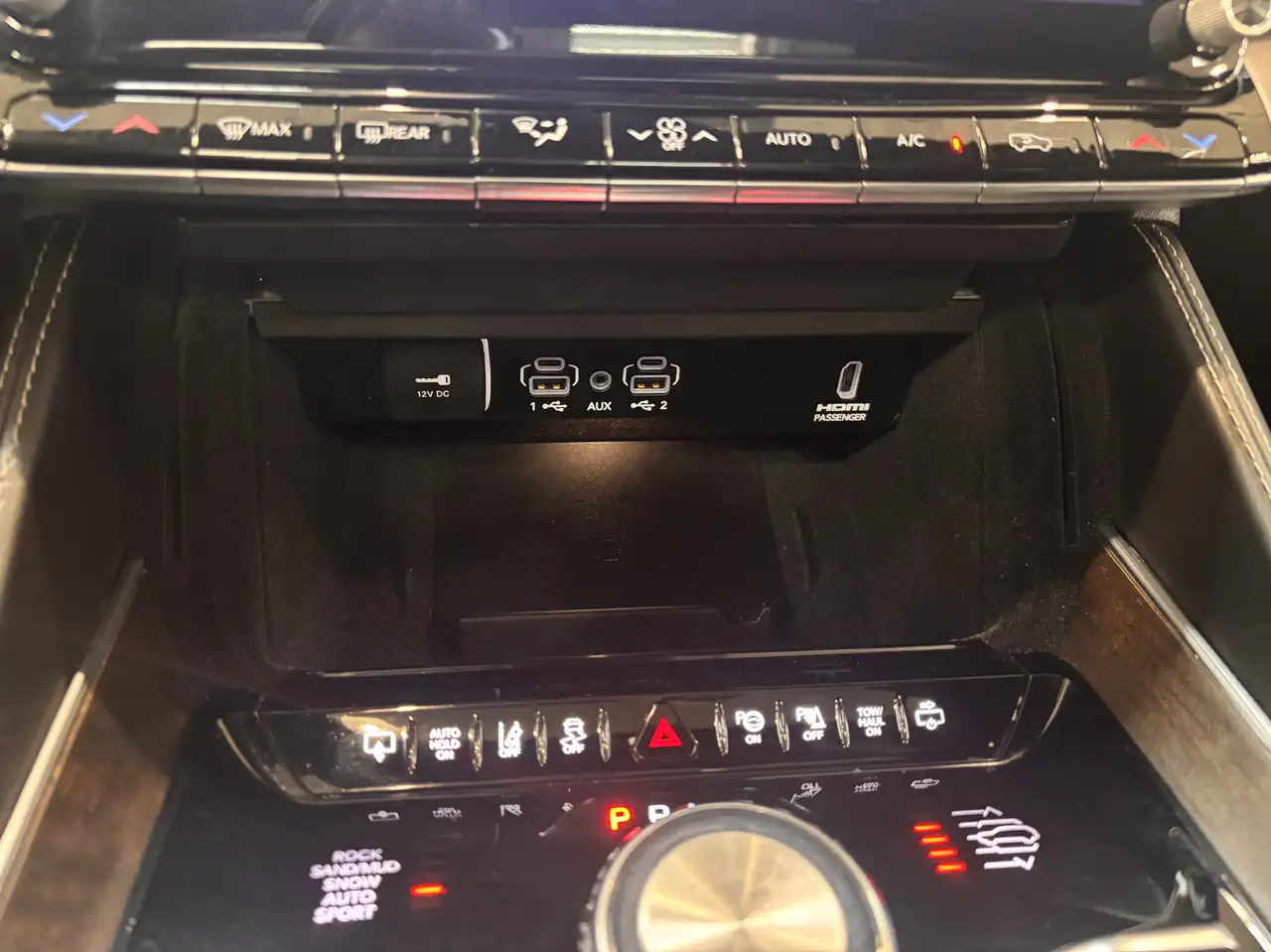 Jeep Grand Wagoneer - Image 12