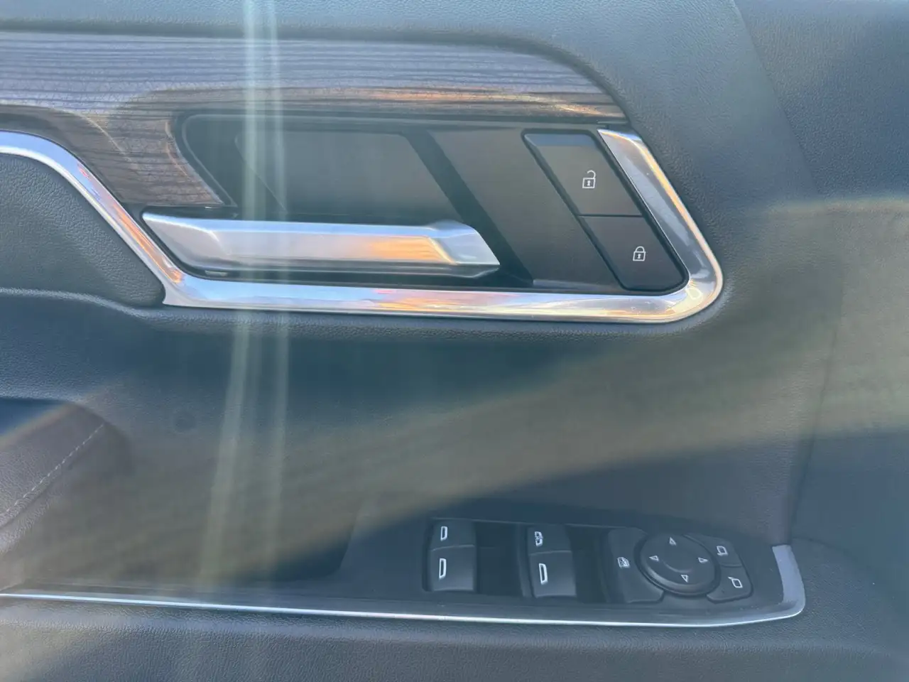 Chevrolet Silverado 1500 - Image 12