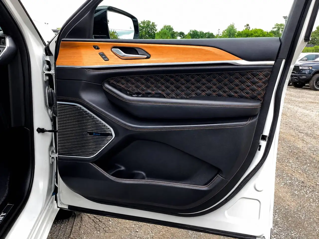 Jeep Grand Cherokee - Image 28