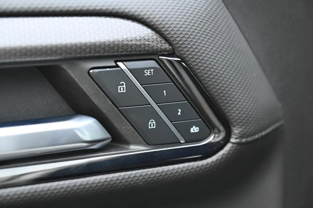 Chevrolet Silverado 1500 - Image 22