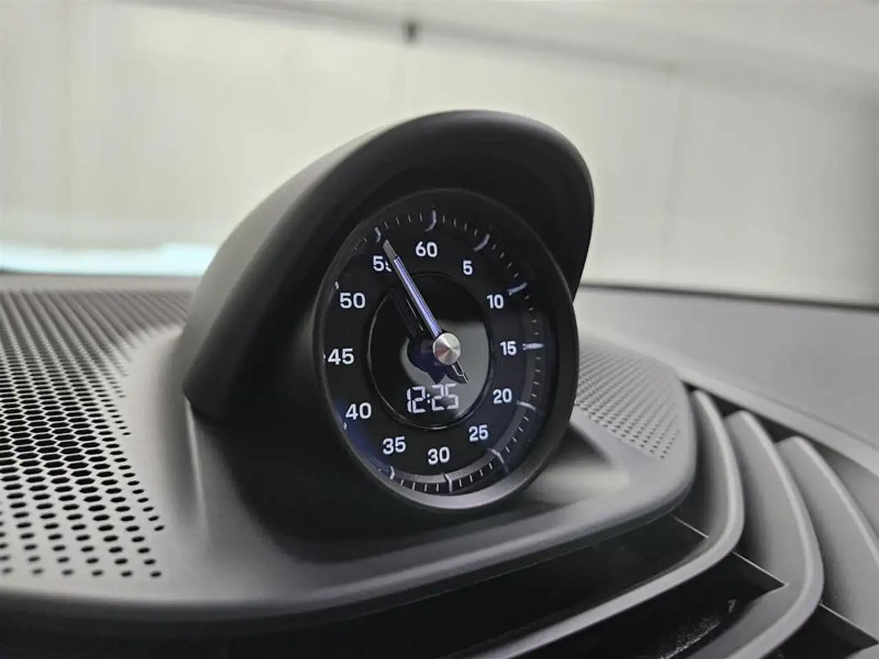 Porsche Taycan - Image 23