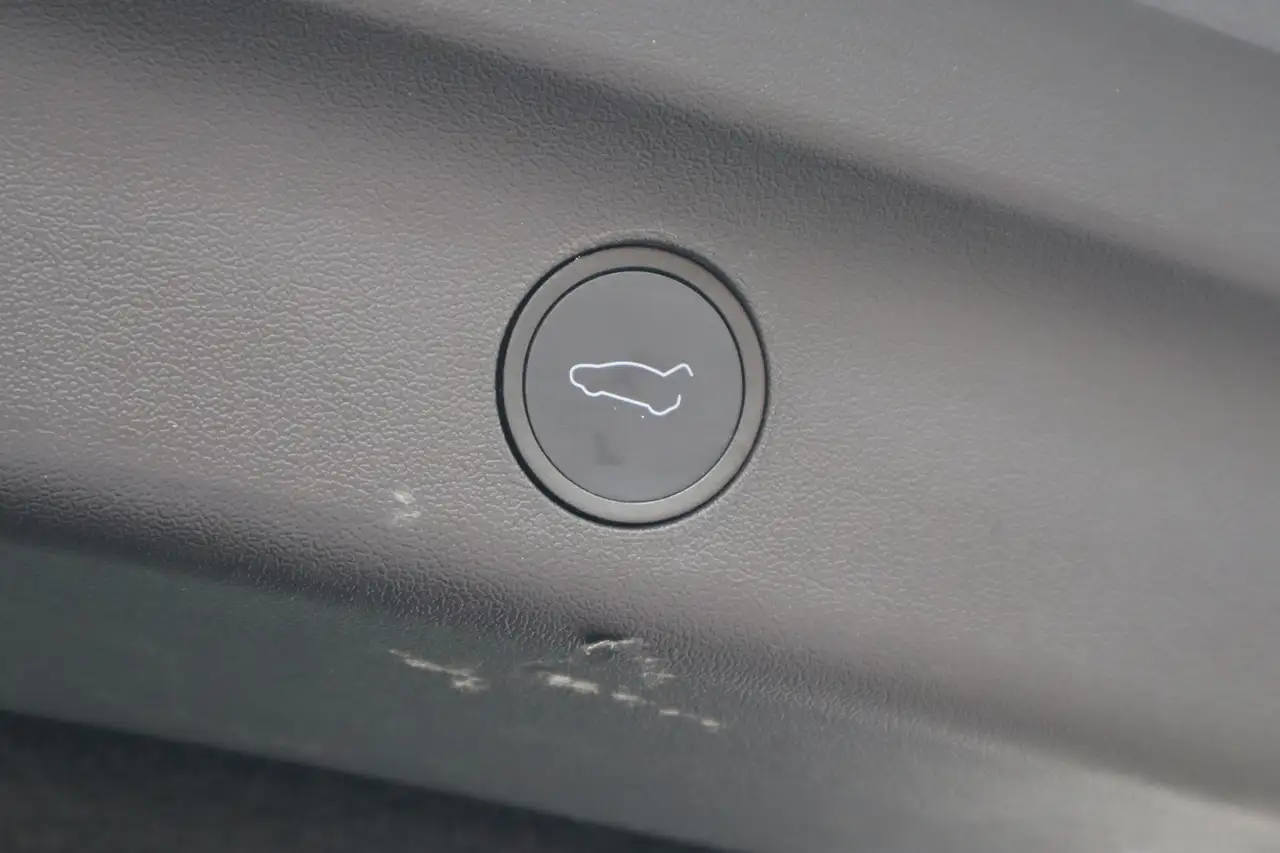 Tesla Model Y - Image 24