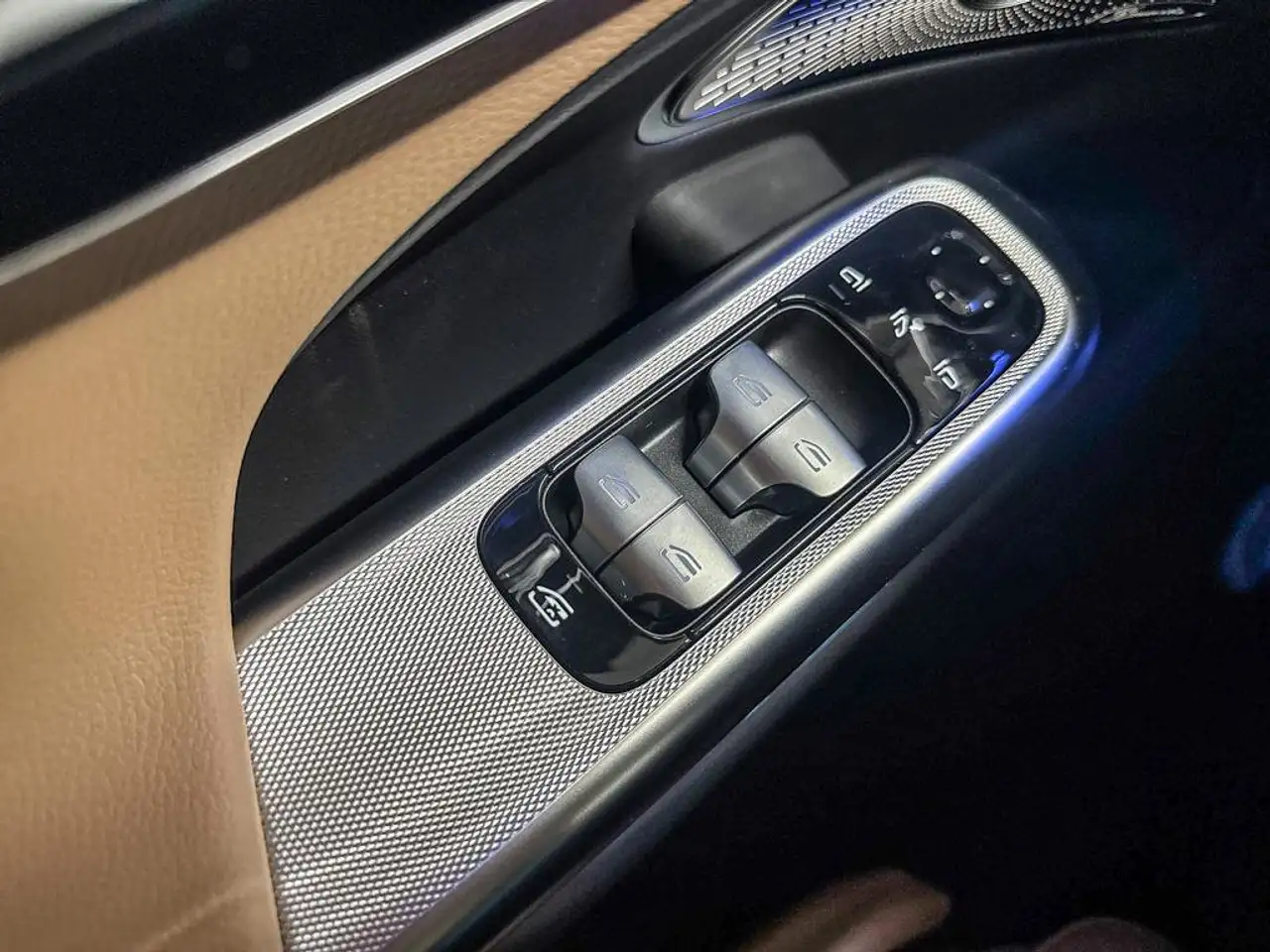 Mercedes-Benz E-Class - Image 22