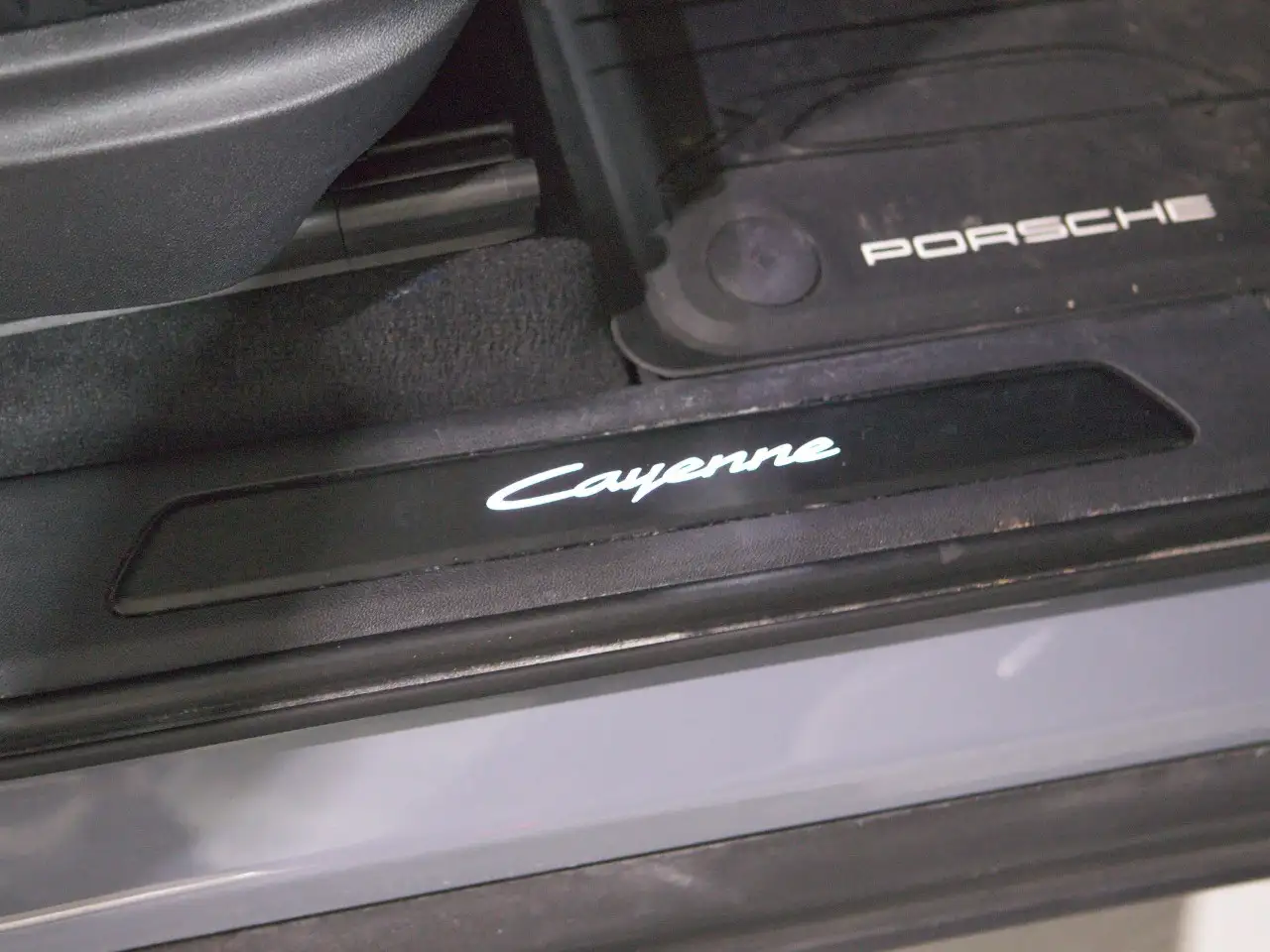 Porsche Cayenne - Image 27