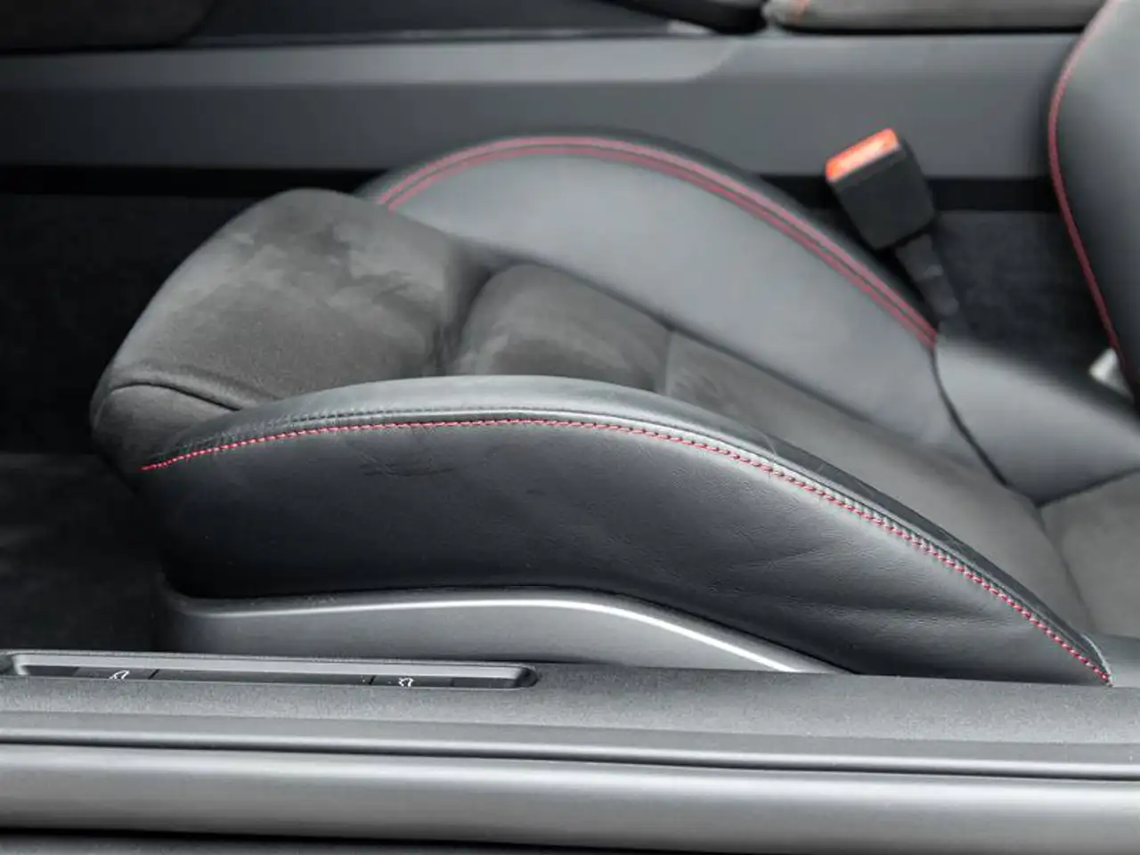 Porsche 911 - Image 32