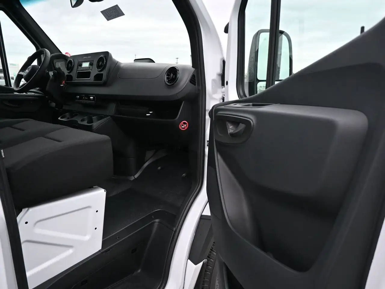 Mercedes-Benz Sprinter - Image 12