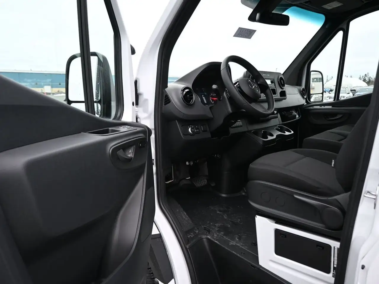 Mercedes-Benz Sprinter - Image 11