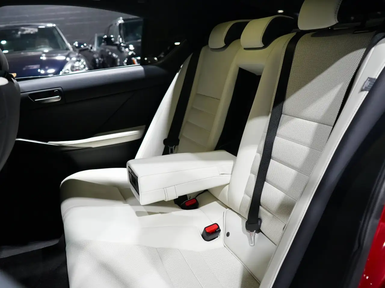 Lexus IS - Image 12