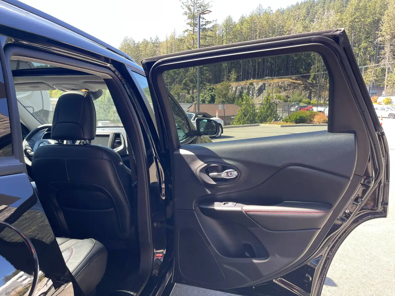 Jeep Cherokee - Image 30