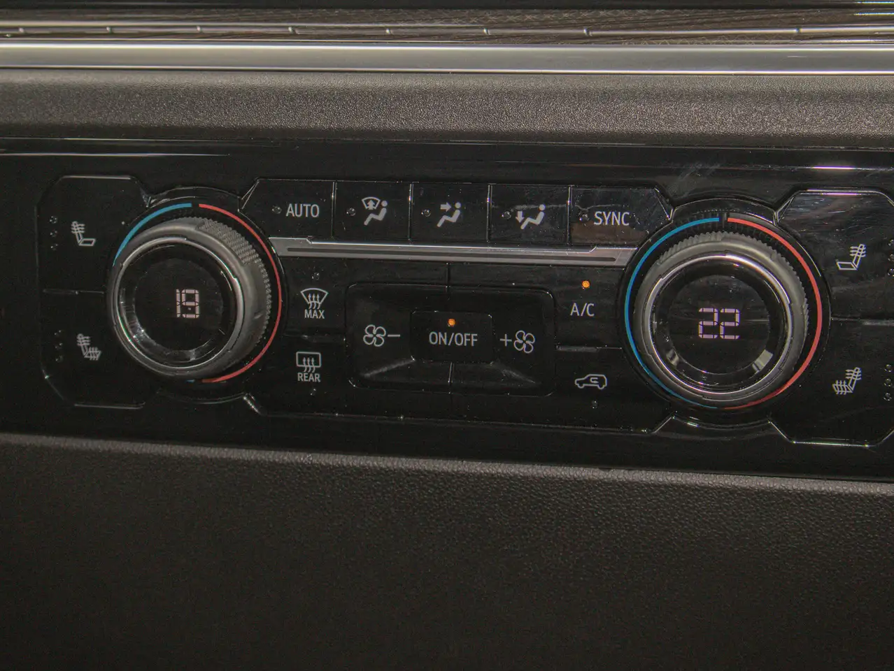 Chevrolet Silverado 1500 - Image 28