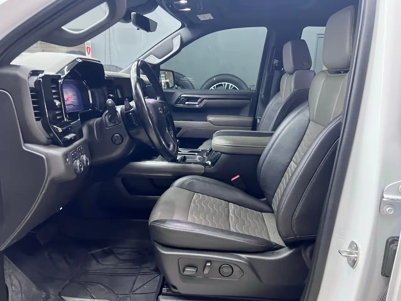 Chevrolet Silverado 1500 - Image 30
