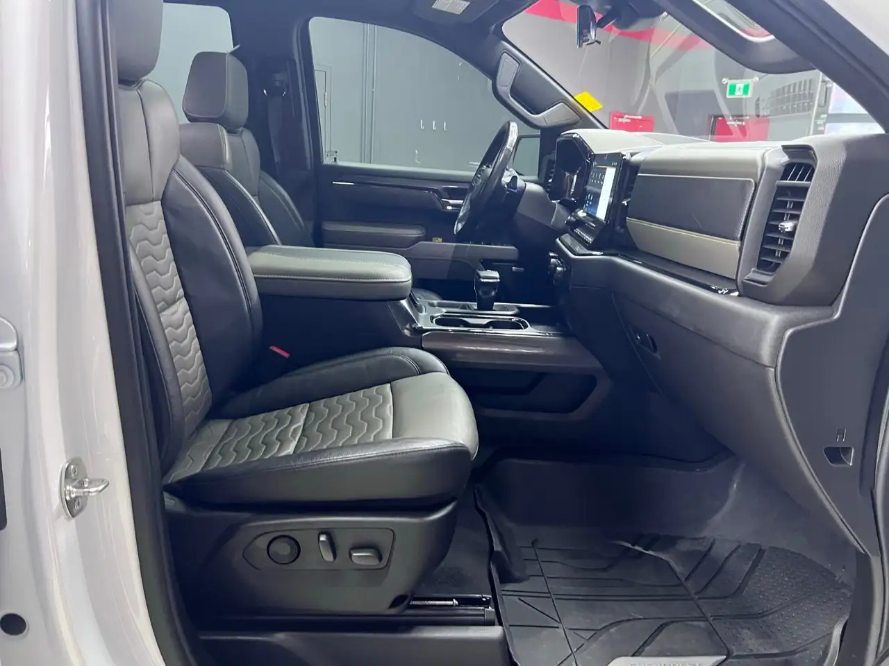 Chevrolet Silverado 1500 - Image 14