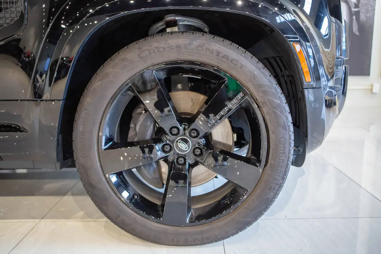 Land Rover Defender - Image 7