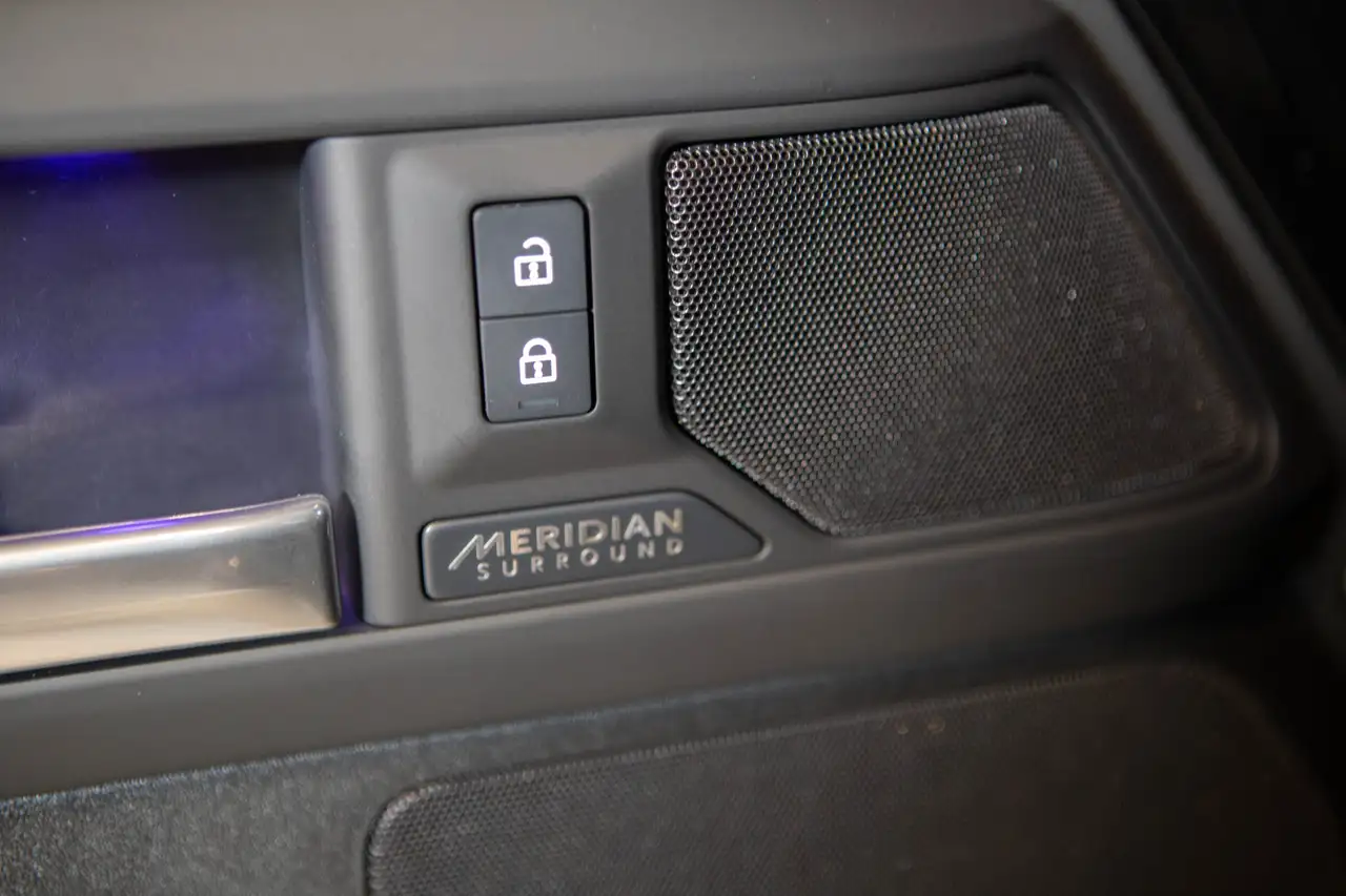 Land Rover Defender - Image 18