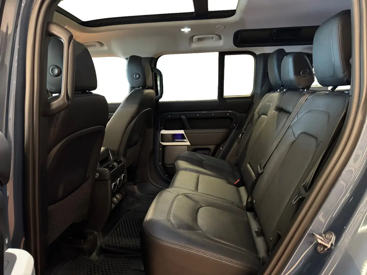 Land Rover Defender - Image 19