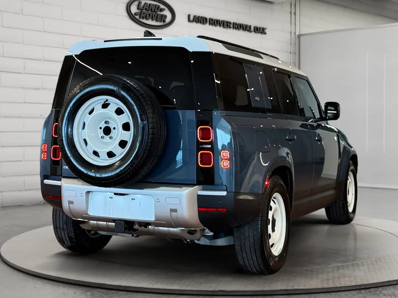 Land Rover Defender - Image 5