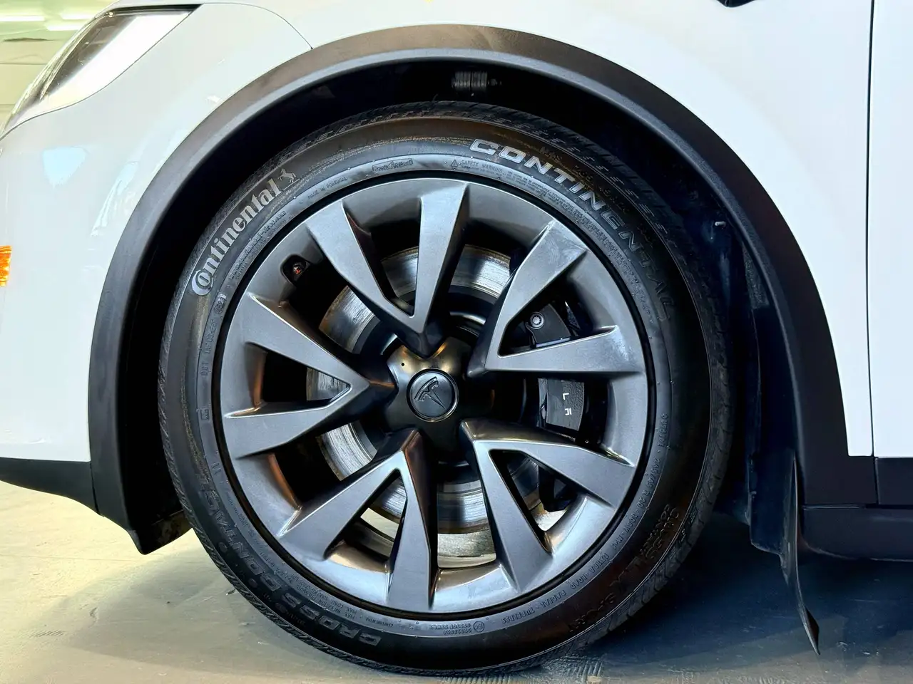 Tesla Model X - Image 17