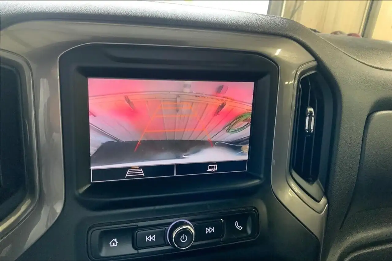 Chevrolet Silverado 1500 - Image 18