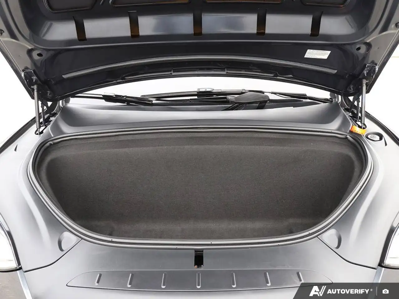 Tesla Model X - Image 11