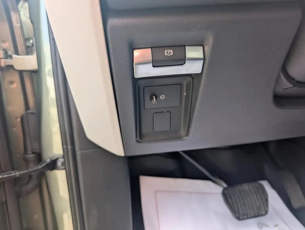 Land Rover Defender - Image 12
