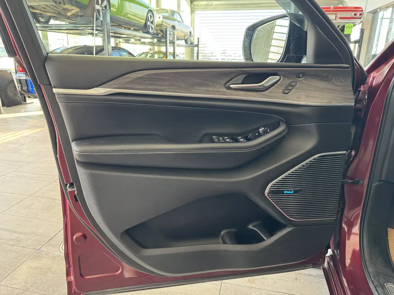 Jeep Grand Cherokee - Image 12