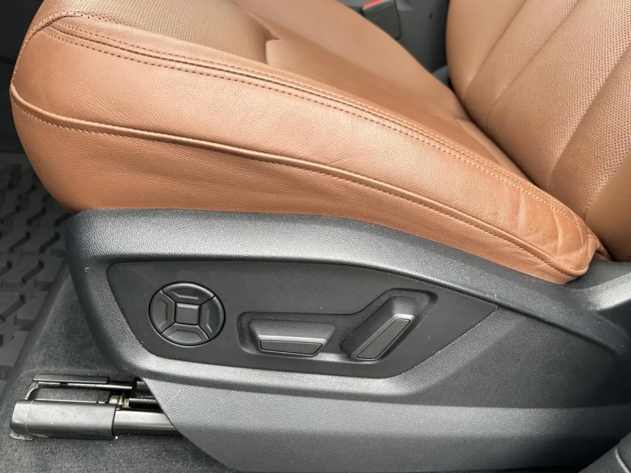 Audi Q7 - Image 10