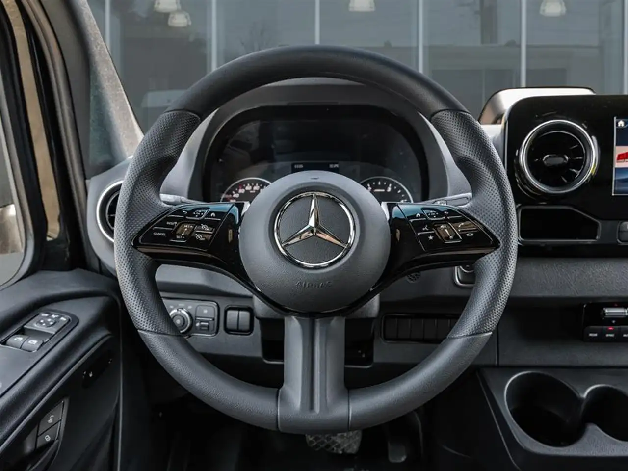 Mercedes-Benz Sprinter - Image 11