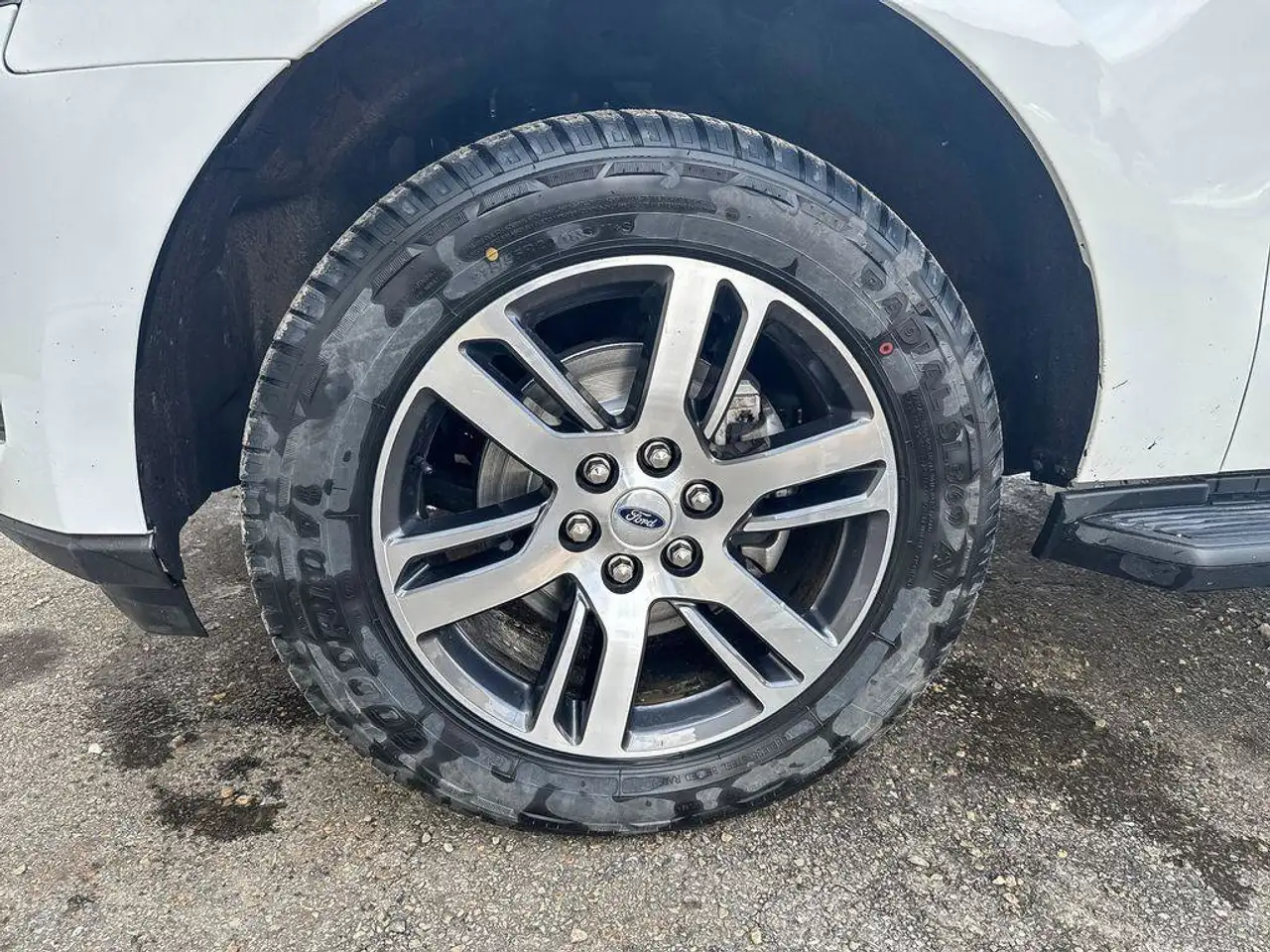 Ford Expedition - Image 10