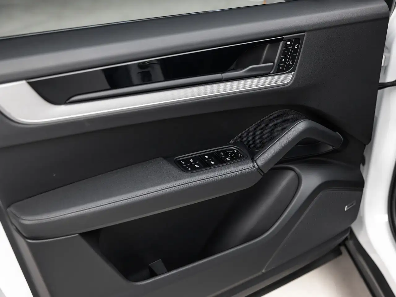 Porsche Cayenne - Image 21