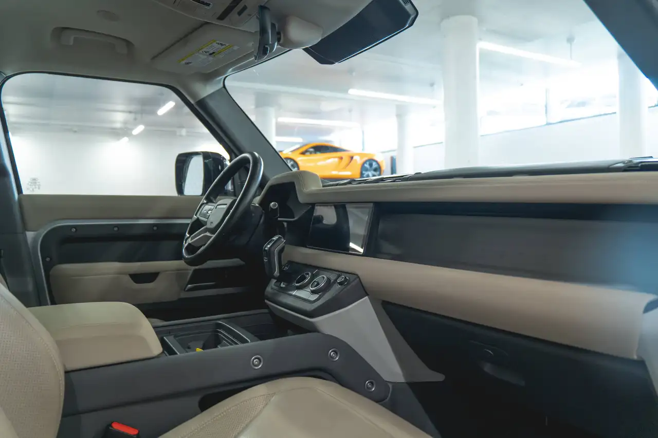 Land Rover Defender - Image 15