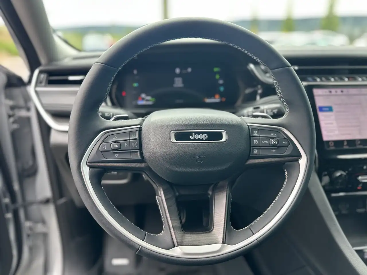 Jeep Grand Cherokee - Image 12
