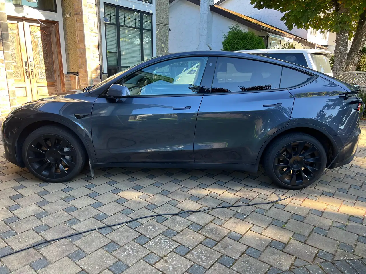 Tesla Model Y - Image 2