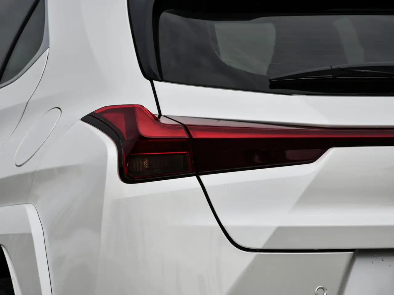 Lexus UX 300h - Image 8