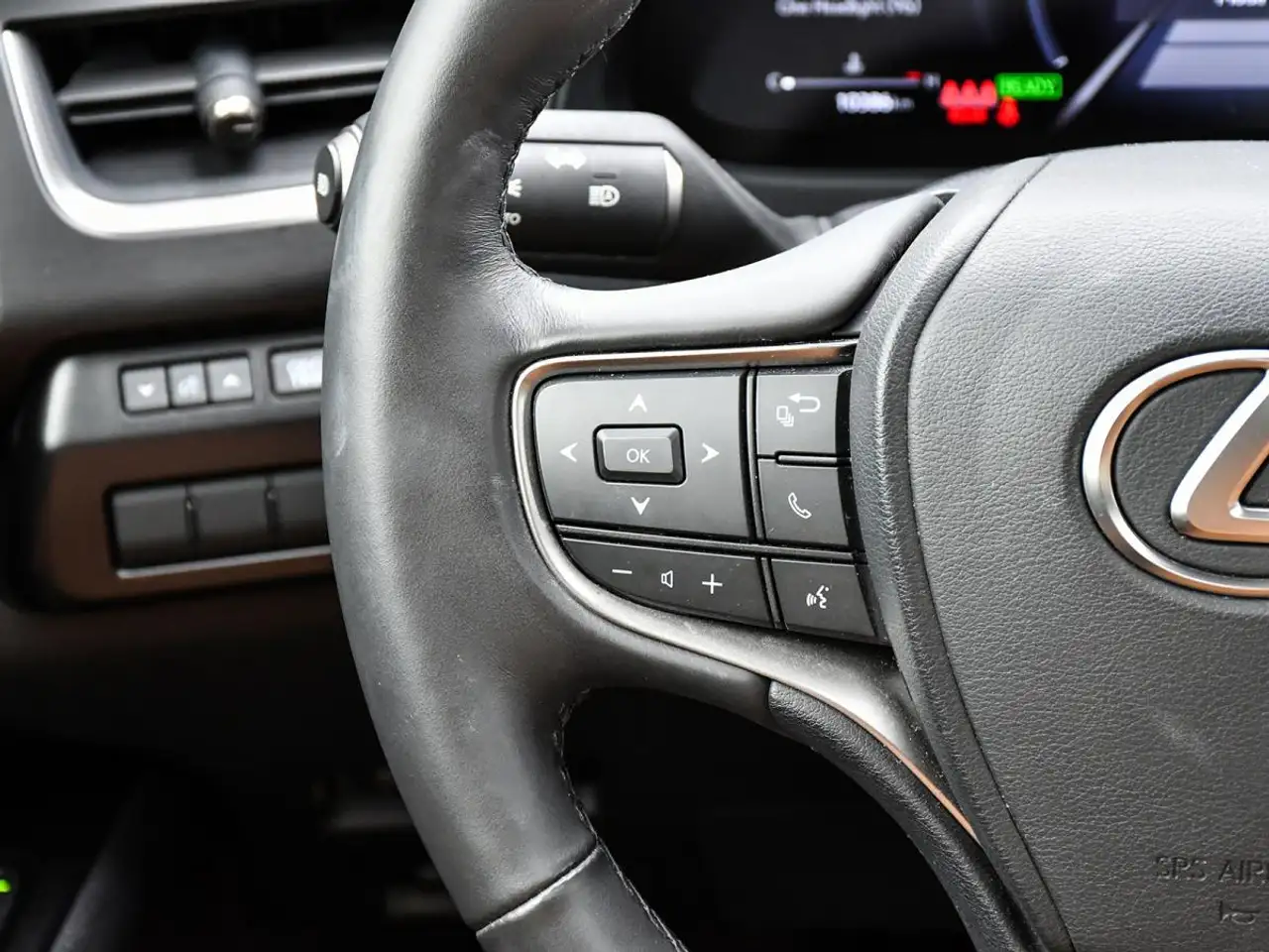 Lexus UX 300h - Image 21