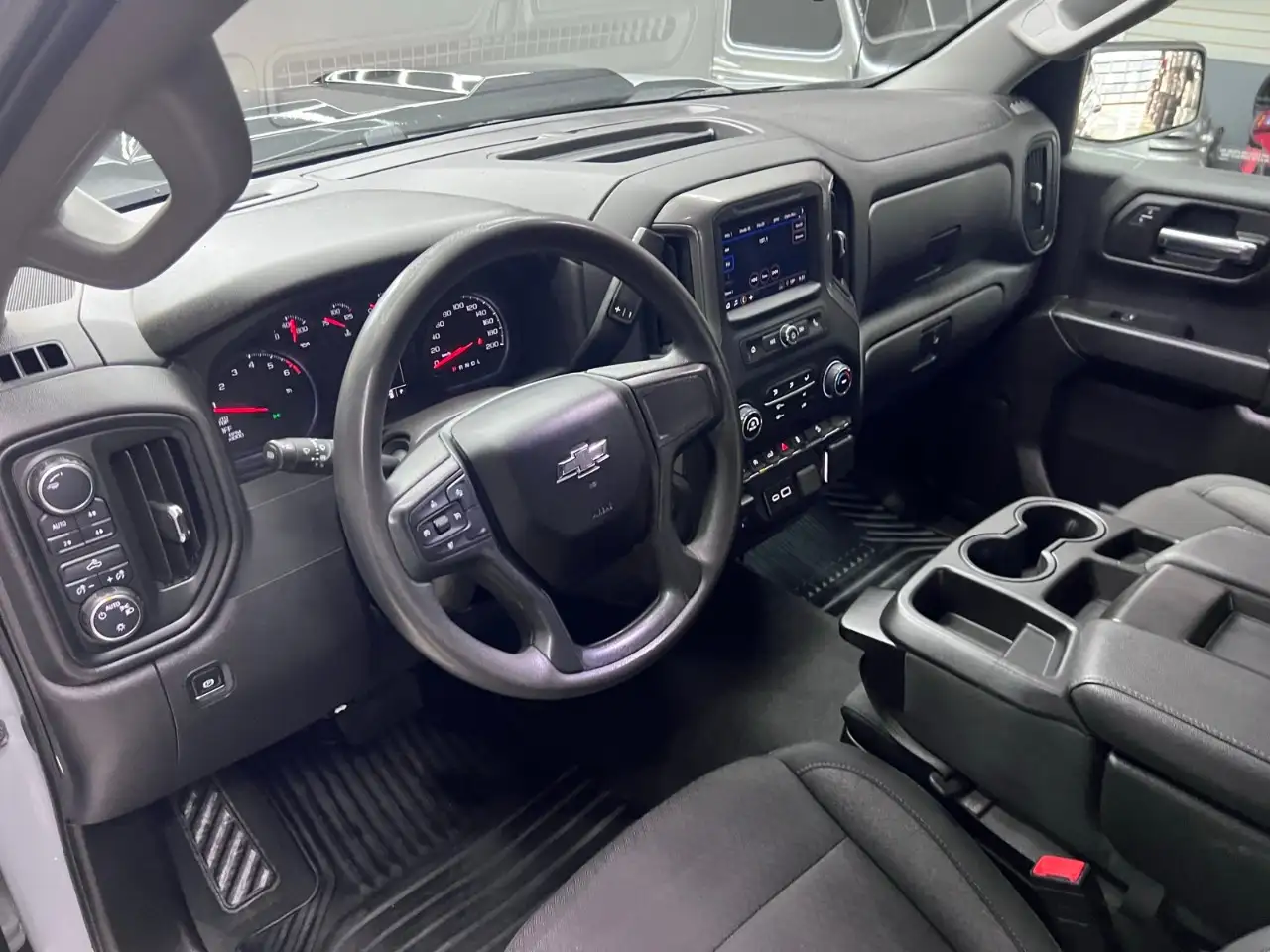 Chevrolet Silverado 1500 - Image 18